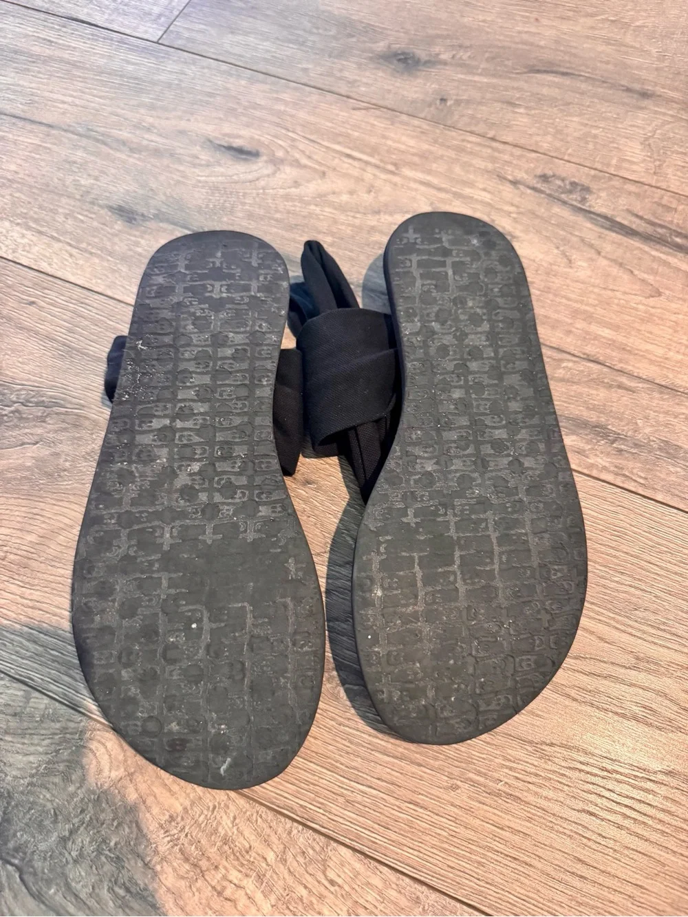 Sanuk Black Wrap Toe-Loop Sandals with Gray Accent